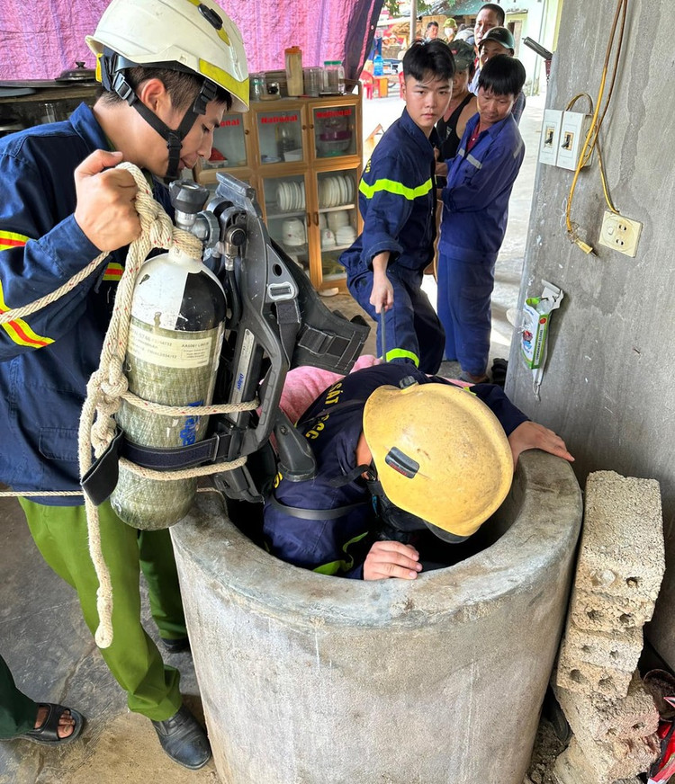 Giếng nhỏ, hẹp nhưng sâu, cảnh sát cứu nạn cứu hộ phải luồn người, treo bình ô xy và các thiết bị, luồn người để xuống đáy giếng. Ảnh: Plo.vn Giếng nhỏ, hẹp nhưng sâu, cảnh sát cứu nạn cứu hộ phải luồn người, treo bình ô xy và các thiết bị, luồn người để xuống đáy giếng. Ảnh: Plo.vn