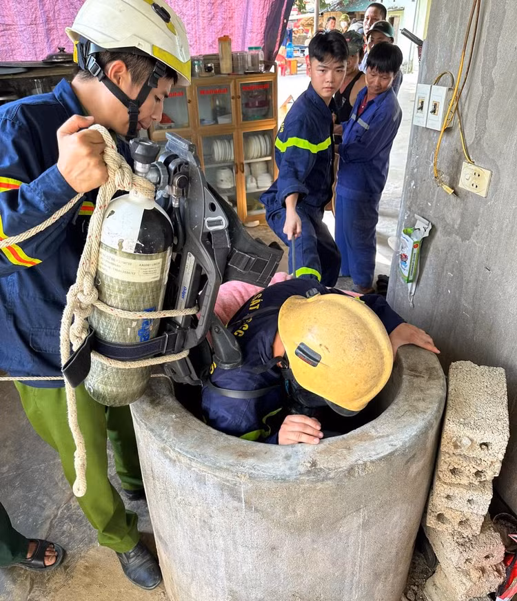 Giếng nhỏ, hẹp nhưng sâu, cảnh sát cứu nạn cứu hộ phải luồn người, treo bình ô xy và các thiết bị, luồn người để xuống đáy giếng. Ảnh: Plo.vn