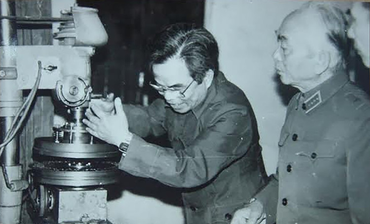 PGS. Trần Tuấn Thanh – Anh hùng Lao động giới thiệu với Đại tướng Võ Nguyên Giáp về Công nghệ chế tạo bộ đôi cao áp, vòi phun 1985. Ảnh Tư liệu ĐHBKHN PGS. Trần Tuấn Thanh – Anh hùng Lao động giới thiệu với Đại tướng Võ Nguyên Giáp về Công nghệ chế tạo bộ đôi cao áp, vòi phun 1985. Ảnh Tư liệu ĐHBKHN