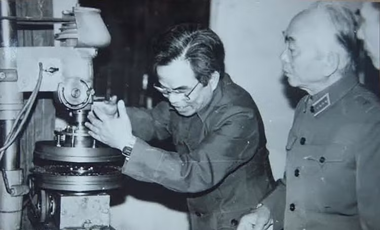 PGS. Trần Tuấn Thanh – Anh hùng Lao động giới thiệu với Đại tướng Võ Nguyên Giáp về Công nghệ chế tạo bộ đôi cao áp, vòi phun 1985. Ảnh Tư liệu ĐHBKHN
