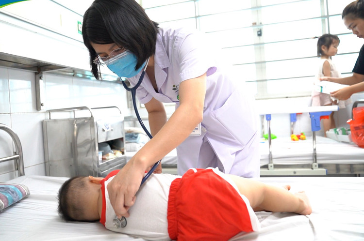 ThS.BS Đỗ Thị Thúy Nga – Phó Trưởng khoa Nội Tổng quát, Trung tâm Bệnh nhiệt đới đang đang thăm khám cho trẻ mắc Tay Chân Miệng