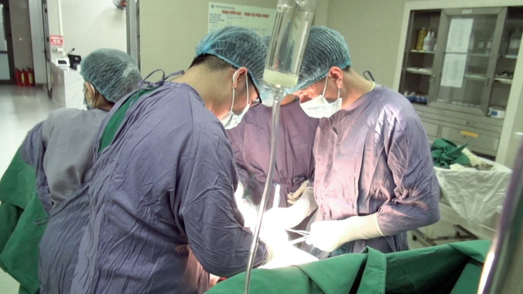 Mổ cho bệnh nhân chửa ngoài tử cung tại bệnh viện Đa khoa Hùng Vương