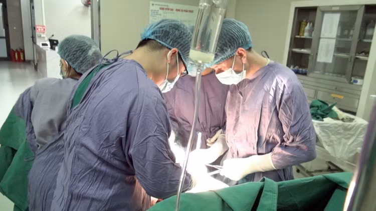 Mổ cho bệnh nhân chửa ngoài tử cung tại bệnh viện Đa khoa Hùng Vương
