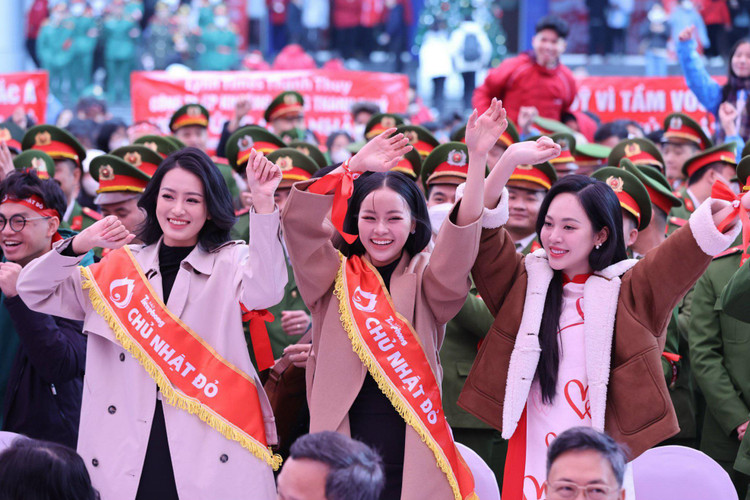 Các hoa hậu, người đẹp tham gia ngày Chủ nhật đỏ