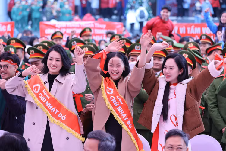 Các hoa hậu, người đẹp tham gia ngày Chủ nhật đỏ