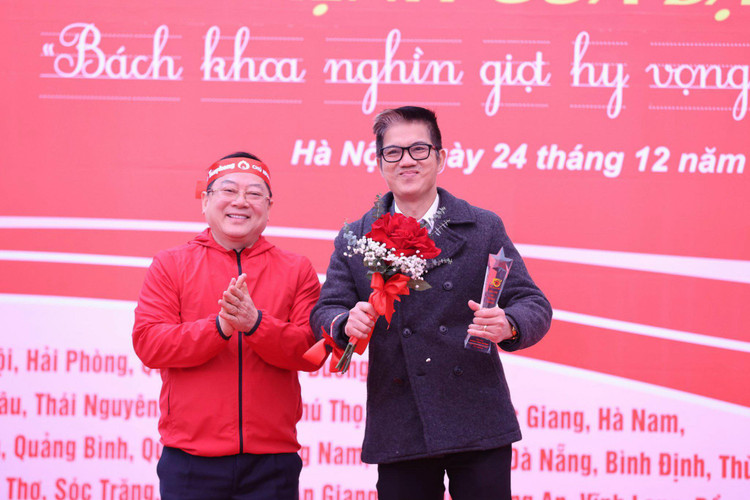 Ông Lê Xuân Sơn - Tổng Biên tập Báo Tiền Phong, Trưởng Ban Tổ chức Chủ Nhật Đỏ tri ân sự đóng góp quan trọng trong việc khởi xướng Chủ Nhật Đỏ cho ông Đoàn Công Huynh.