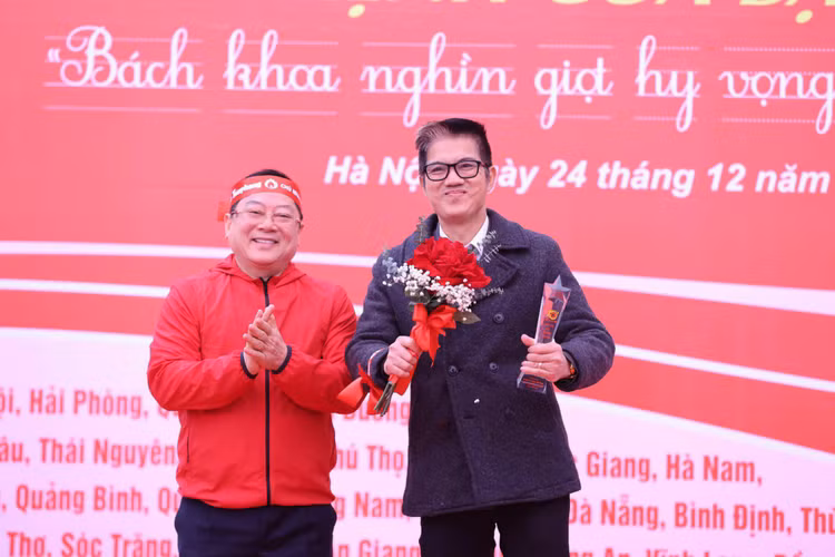 Ông Lê Xuân Sơn - Tổng Biên tập Báo Tiền Phong, Trưởng Ban Tổ chức Chủ Nhật Đỏ tri ân sự đóng góp quan trọng trong việc khởi xướng Chủ Nhật Đỏ cho ông Đoàn Công Huynh.