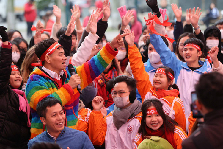 Nghệ sĩ Xuân Bắc tham gia khuấy động không khí bằng màn giao lưu với hàng trăm sinh viên