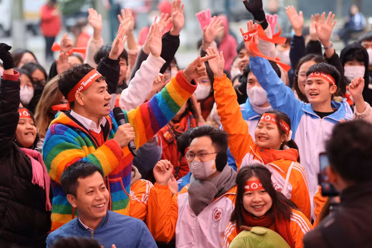 Nghệ sĩ Xuân Bắc tham gia khuấy động không khí bằng màn giao lưu với hàng trăm sinh viên