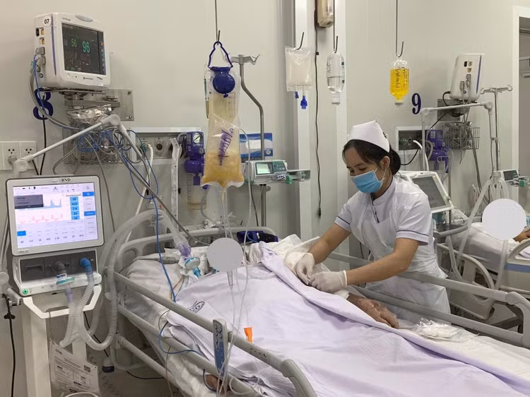 Bệnh nhân ngộ độc đang điều trị tại bệnh viện Chợ Rẫy