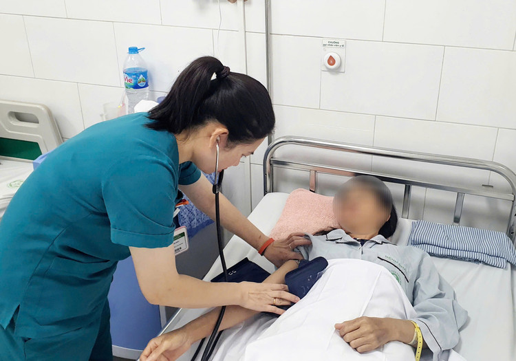 Bệnh nhân bị ngộ độc khi dùng liệu pháp chữa bệnh bằng uống nước kiềm - Ảnh BVCC