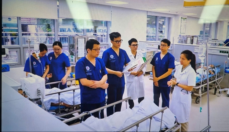 Các bác sĩ Khoa Cấp cứu, Bệnh viện Trung ương Quân đội 108 thăm khám cho bệnh nhân bị sốc nhiệt - Ảnh BVCC