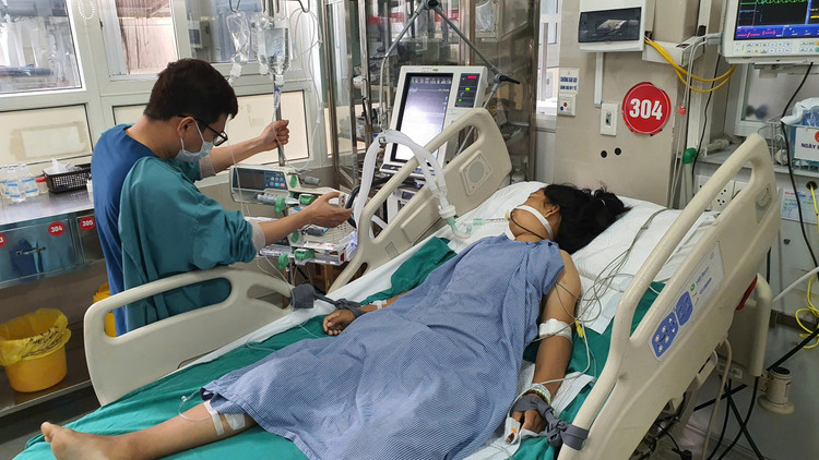 Bệnh nhân bỏ chạy thận, uống “nước” chữa bệnh, hôn mê phải đặt nội khí quản, thở máy - Ảnh BVCC