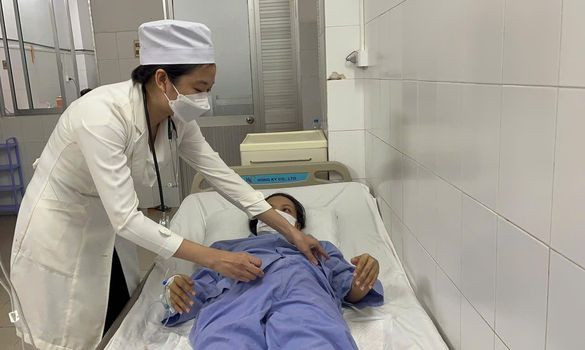 Thăm khám cho bệnh nhân băng huyết sau sinh - Ảnh BVCC