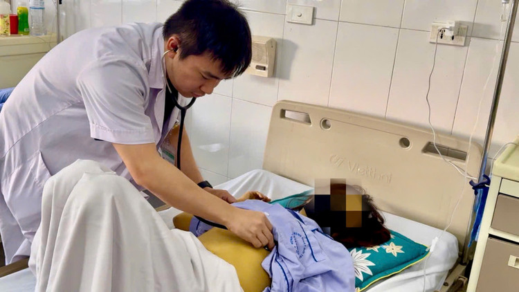 Thăm khám cho bệnh nhân nguy kịch sau uống thuốc nam không rõ nguồn gốc - Ảnh minh họa