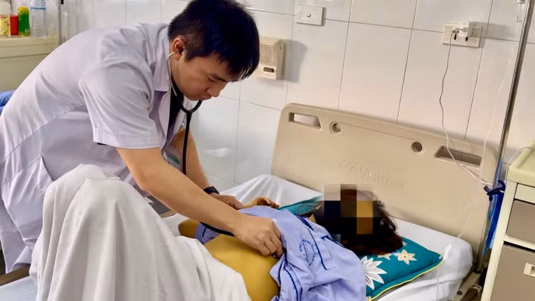 Thăm khám cho bệnh nhân nguy kịch sau uống thuốc nam không rõ nguồn gốc - Ảnh minh họa