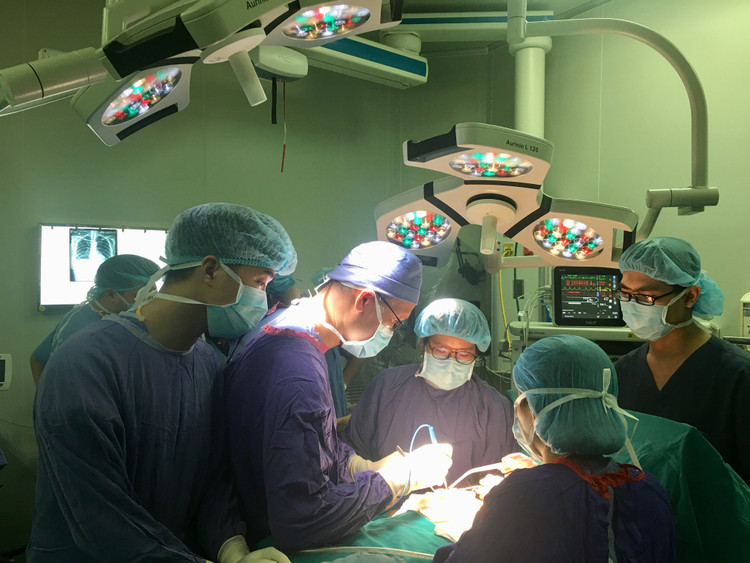 Ca phẫu thuật cho bệnh nhân bị biến chứng sau nâng ngực tại Bệnh viện Việt Đức