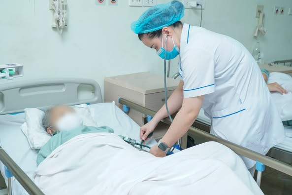 Chăm sóc người bệnh sau phẫu thuật - Ảnh: BVCC