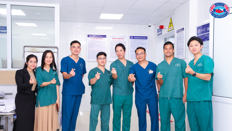 Đoàn chuyên gia Bệnh viện Nagoya Ekisaikai (Nhật Bản) chụp hình lưu niệm cùng các y, bác sĩ Bệnh viện Hữu Nghị Việt Tiệp tại Khoa Can thiệp Tim &amp; Mạch máu - Ảnh BVCC
