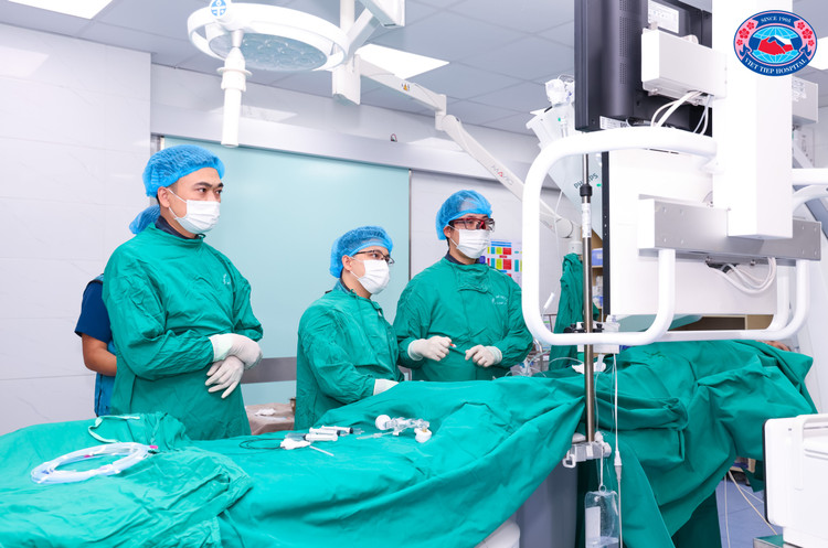 Bác sĩ Việt Nam - Nhật Bản cùng can thiệp ca bệnh khó - Ảnh BVCC
