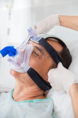 Người bệnh suy tim cấp được hỗ trợ máy thở không xâm nhập do suy hô hấp nặng - Ảnh BSCC