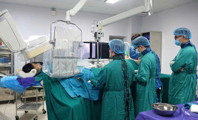 Kíp can thiệp đặt 2 stent cho bệnh nhân theo kỹ thuật mini Crush - Ảnh BVCC