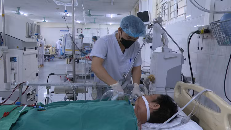 Bệnh nhân được chăm sóc tích cực tại Khoa Hồi sức tích cực - Chống độc, Bệnh viện đa khoa tỉnh - Ảnh BVCC