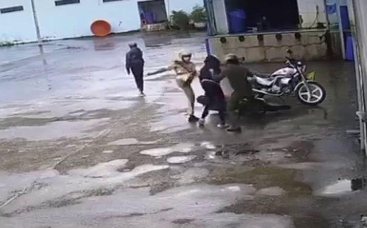 1 CSGT và 1 CSTT &quot;song phi&quot; vào nam sinh vi phạm luật giao thông. Ảnh cắt ra từ clip
