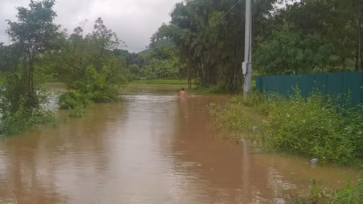 Trơi mưa nước ngập đến bụng người, và thoát đi rất lâu.