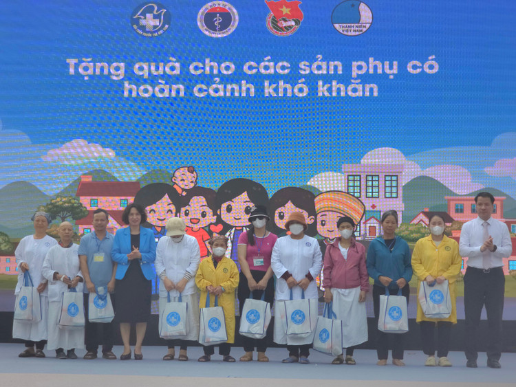 Tặng quà cho các bà mẹ khó khăn - Ảnh Bộ Y tế