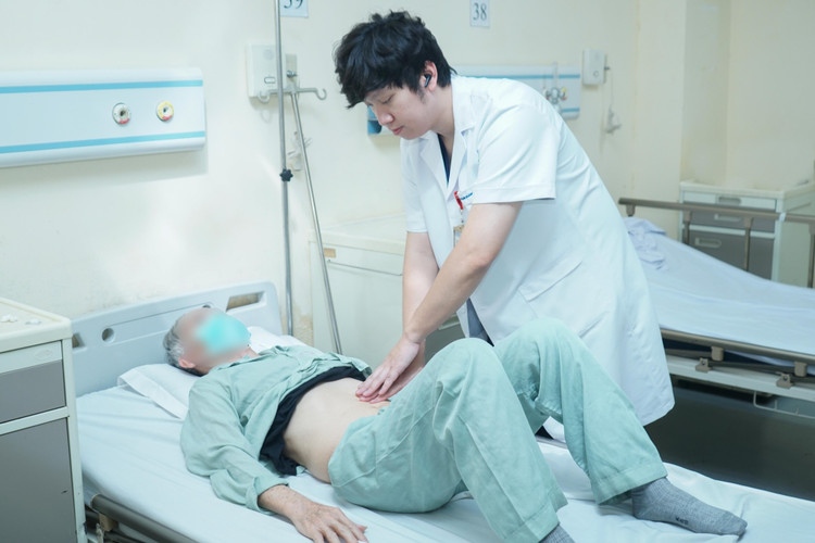 Thăm khám cho bệnh nhân sau phẫu thuật - Ảnh BVCC