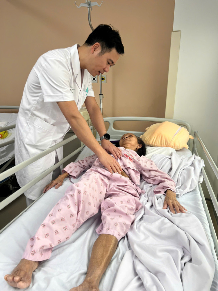 TS.BS Phạm Văn Hiệp thăm khám cho bệnh nhân sau phẫu thuật - Ảnh BSCC