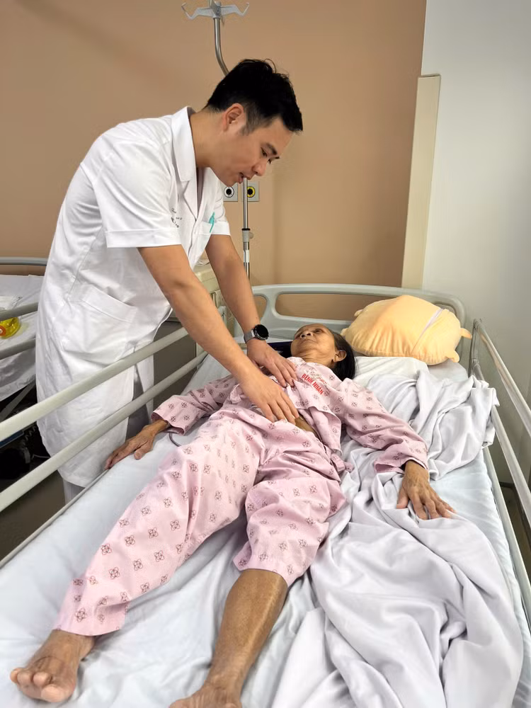 TS.BS Phạm Văn Hiệp thăm khám cho bệnh nhân sau phẫu thuật - Ảnh BSCC