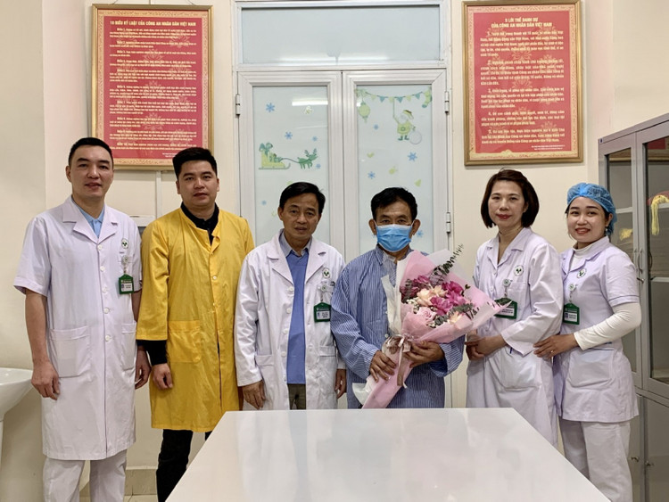 Lãnh đạo khoa Điều trị tích cực và chống độc cùng các y bác sĩ chúc mừng bệnh nhân khỏi bệnh - Ảnh BVCC