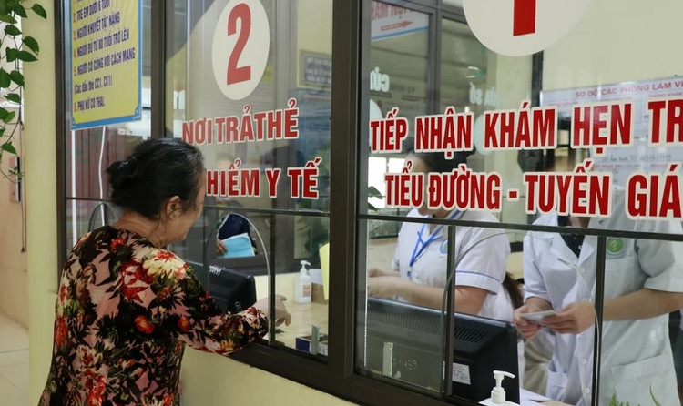 Ảnh 2: Đăng ký khám, chữa bệnh bằng thẻ bảo hiểm y tế - Ảnh minh họa/ Nguồn TTXVN