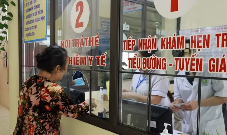 Ảnh 2: Đăng ký khám, chữa bệnh bằng thẻ bảo hiểm y tế - Ảnh minh họa/ Nguồn TTXVN