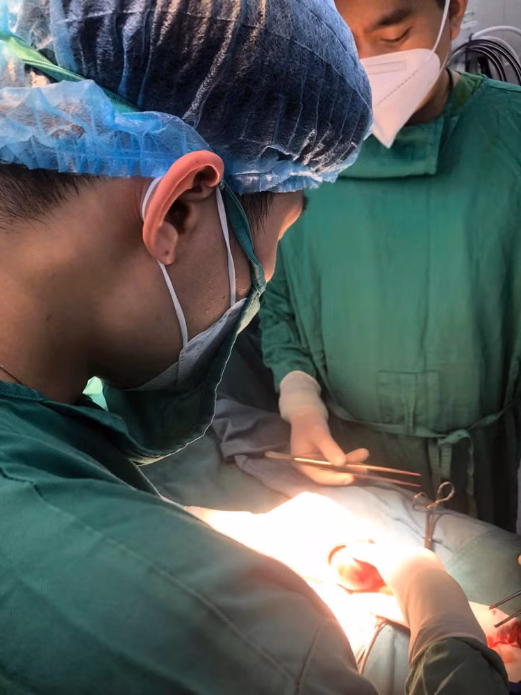 Phẫu thuật xoắn tinh hoàn cho bệnh nhân - Ảnh BVCC