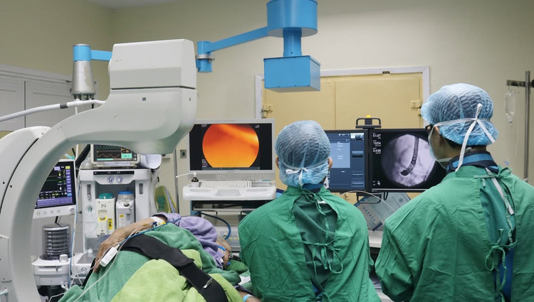 Nội soi mật tụy ngược dòng, lấy sỏi ống mật chủ mà không cần phẫu thuật - Ảnh BVCC