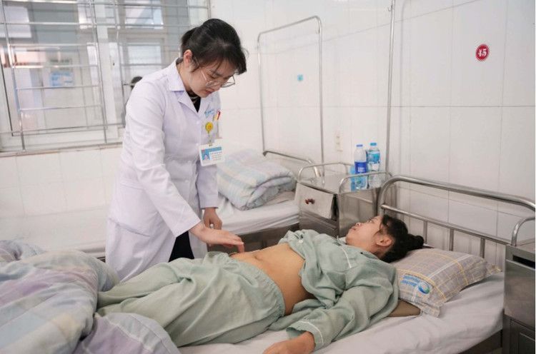 Bác sĩ kiểm tra vết mổ và tư vấn cho người bệnh sau phẫu thuật - Ảnh BVCC