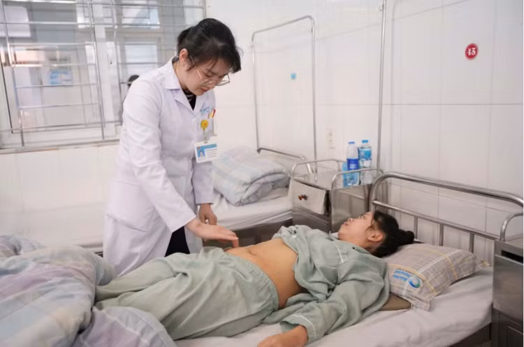 Bác sĩ kiểm tra vết mổ và tư vấn cho người bệnh sau phẫu thuật - Ảnh BVCC