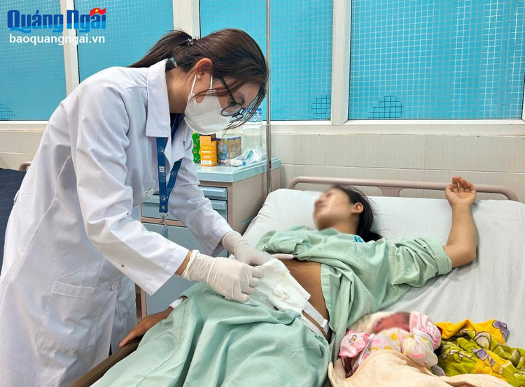 Bác sĩ Bệnh viện Sản - Nhi tỉnh thăm khám, kiểm tra vết mổ cho sản phụ G - Ảnh: Báo Quảng Ngãi
