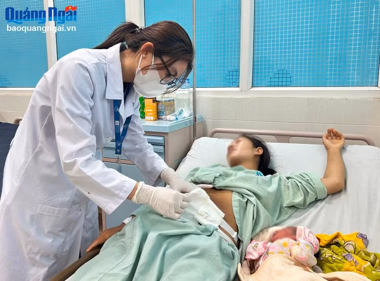 Bác sĩ Bệnh viện Sản - Nhi tỉnh thăm khám, kiểm tra vết mổ cho sản phụ G - Ảnh: Báo Quảng Ngãi