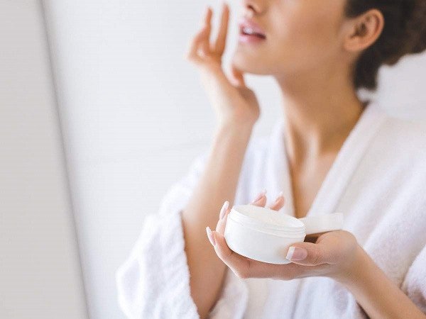 Có nên dùng kem dưỡng ẩm da trong mùa hè? - Ảnh minh hoạ