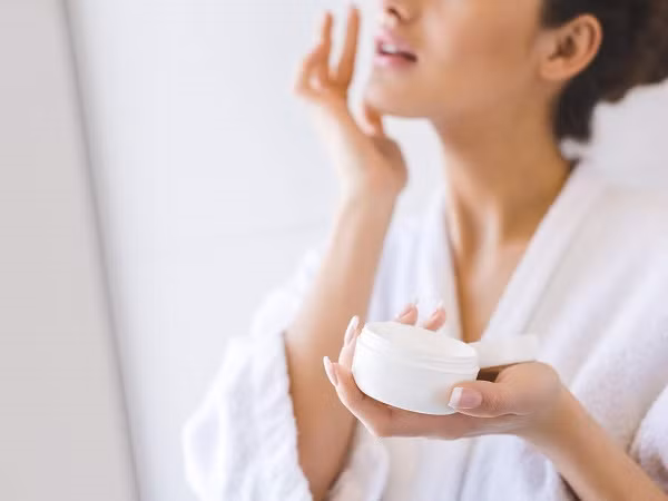 Có nên dùng kem dưỡng ẩm da trong mùa hè? - Ảnh minh hoạ