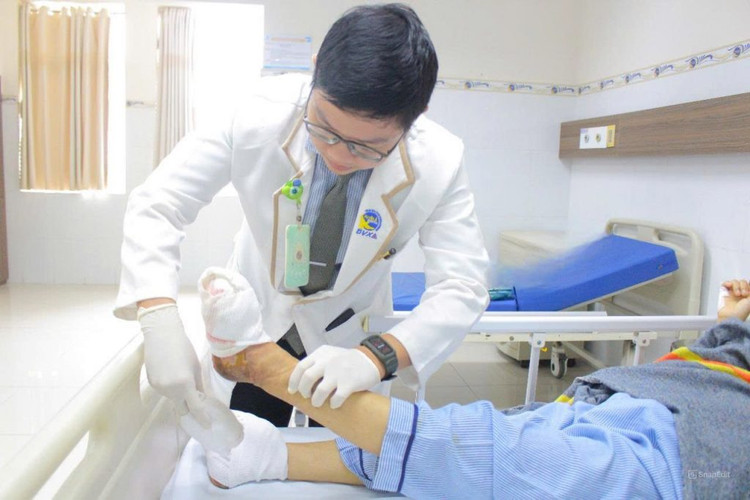 Thay băng vết thương của bệnh nhân sau phẫu thuật - Ảnh BVCC