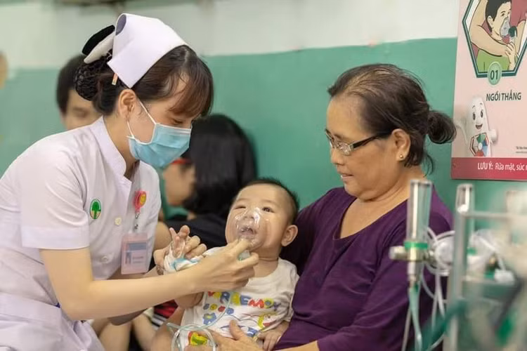 Số ca bệnh hô hấp tăng cao: Bác sĩ mách cách tránh bị nặng - Ảnh BVCC