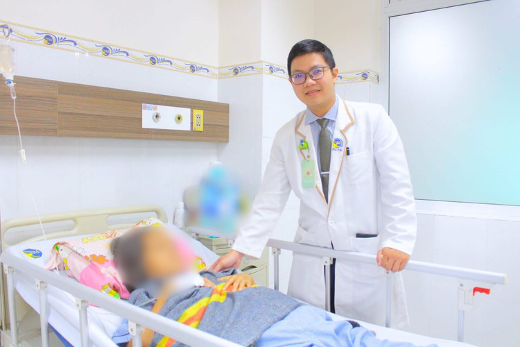 Thăm khám cho bệnh nhân - ảnh BVCC