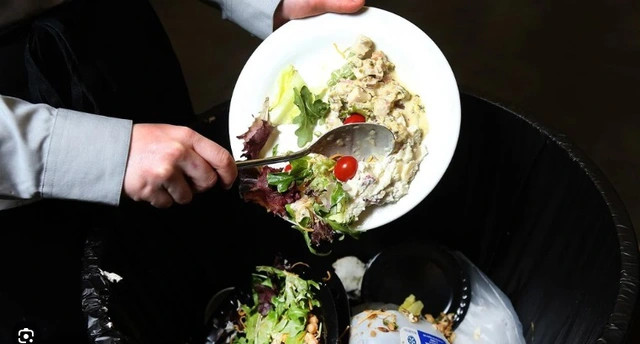 Việc hâm nóng lại thức ăn thừa sẽ khiến cho thực phẩm bị mất chất, suy giảm dinh dưỡng hoặc thậm chí biến chất và gây độc hại. Ảnh minh hoạ.