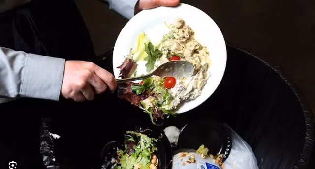 Việc hâm nóng lại thức ăn thừa sẽ khiến cho thực phẩm bị mất chất, suy giảm dinh dưỡng hoặc thậm chí biến chất và gây độc hại. Ảnh minh hoạ.