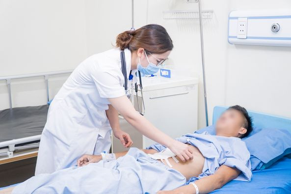 Thăm khám cho bệnh nhân sau phẫu thuật - Ảnh BVCC